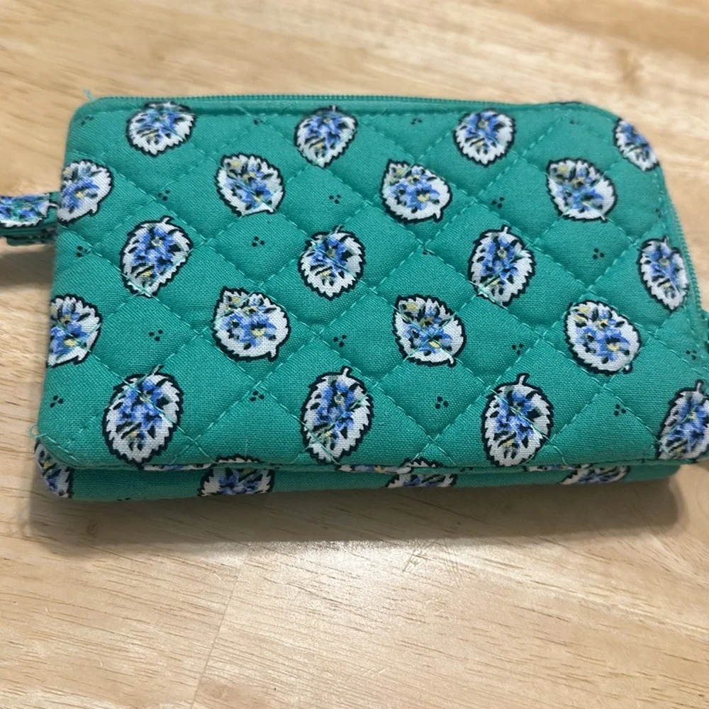 Vera‎ Bradley small wristlet green